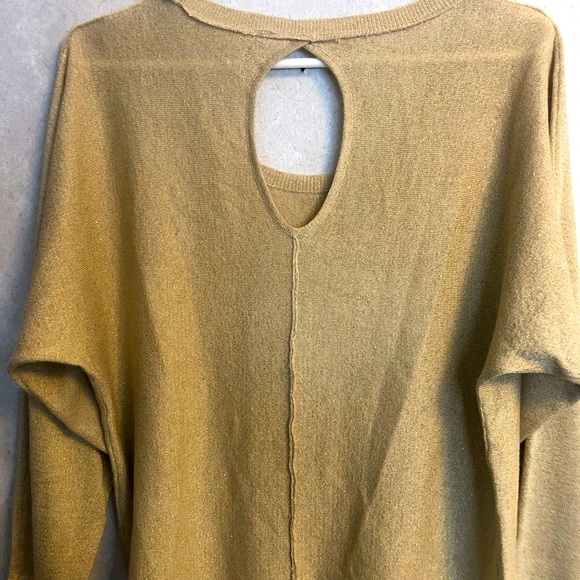 Unique sequined parrot sweater! 🦜 - Picture 7 of 7